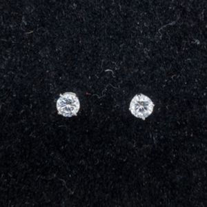 #U20 New Silver Tiny Small Earrings Crystal Studs One Pair Minimalist